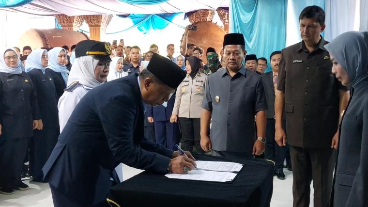 Bupati Serang Ratu Rachmatuzakiyah melakukan pelantikan terhadap ratusan pejabat eselon II, III, dan IV (TitikNOL)
