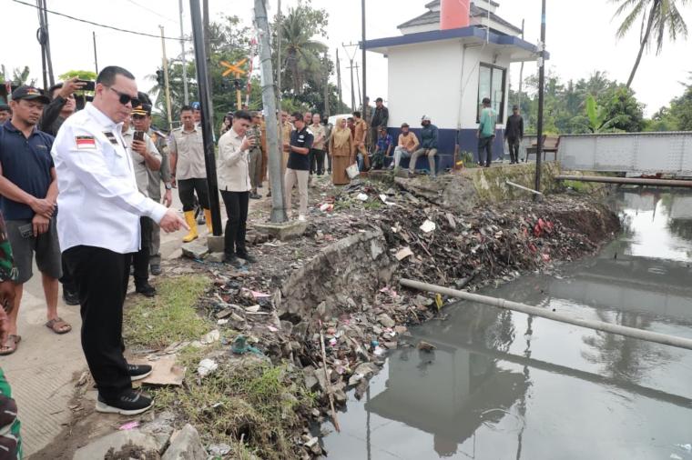 Wali Kota Serang Budi Rustandi saat menunjuk aliran sungai di Kali Kroya.