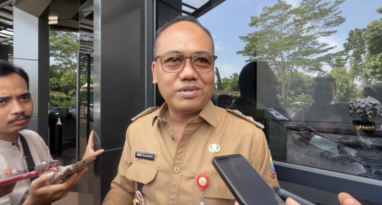 Kepala DPUPR Kota Serang Iwan Sunardi saat diwawancarai awak media. (Foto: TitikNOL)