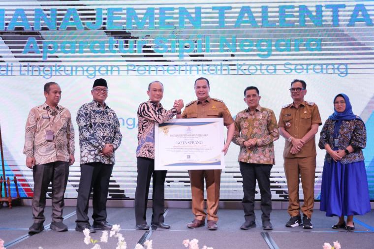 Wali Kota Serang Budi Rustandi saat menerima penghargaan dari BKN.