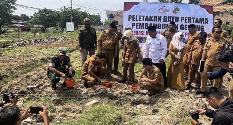 Wakil Wali Kota Serang Nur Agis Aulia saat peletakan batu pertama pembangunan koperasi merah putih kelurahan Unyur. (Foto: Titiknol)