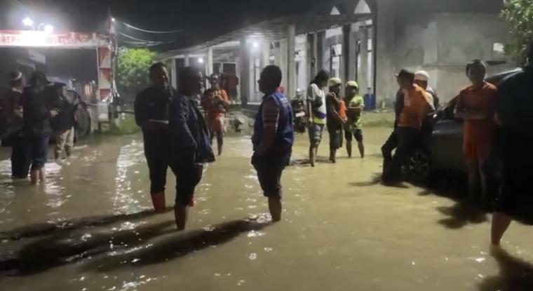 Kondisi banjir melanda Kota Serang.