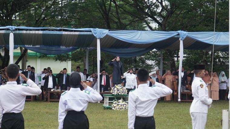 Bupati Serang Ratu Rachmatuzakiyah saat jadi inspektur upacara HAB ke 80 Kemenag (Ist)