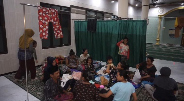 Sejumlah warga terdampak banjir mengungsi ke Mesjid.