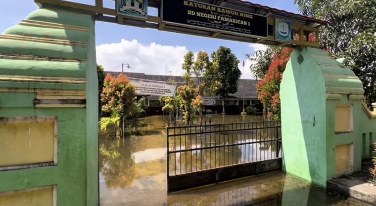 Banjir di SDN Pamarican. (Foto: TitikNOL)