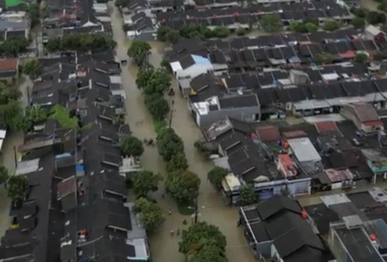 Pantauan dari atas banjir menerjang perumahan Grand Sutera Kota Serang. (Foto: Reyhan)