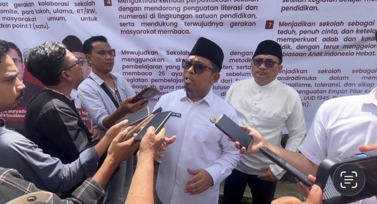 Kepala Dindikbud Kota Serang Ahmad Nuri saat diwawancarai.