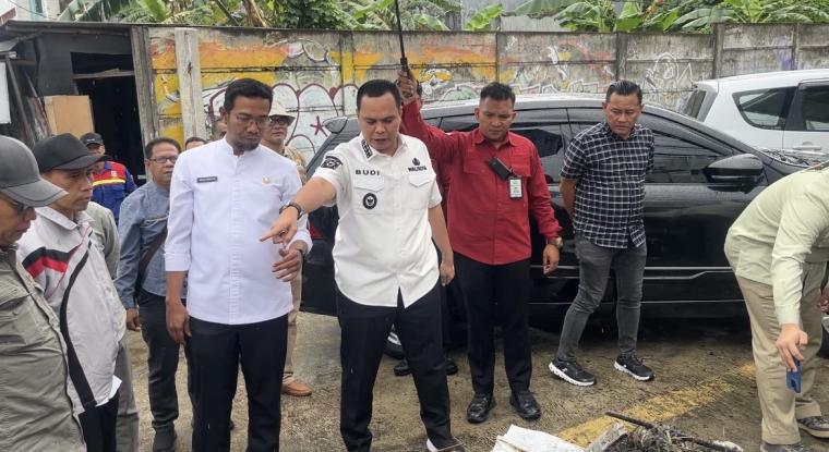 Wali Kota Serang Budi Rustandi saat memantau gorong-gorong di wilayah Drangong, Kota Serang.