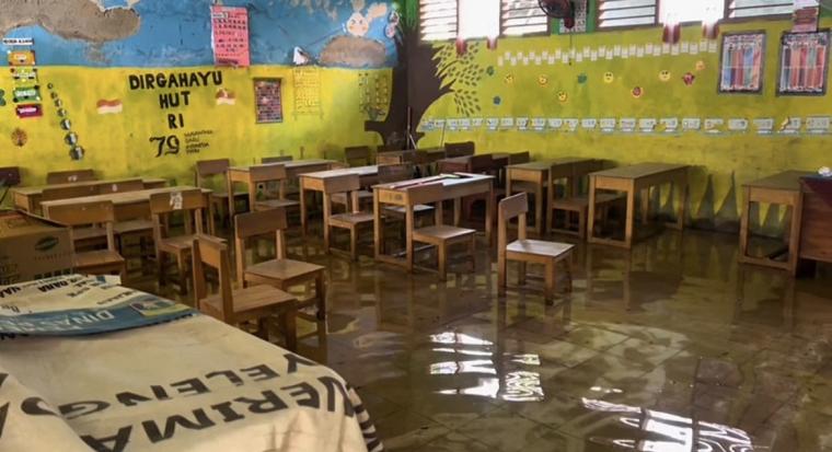 Kondisi diruangan kelas SDN Pamarican 1 Kota Serang masih terendam banjir.