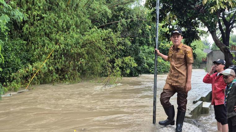 Wakil Wali Kota Serang Nur Agis saat meninjau lokasi banjir. (Foto: TitikNOL)