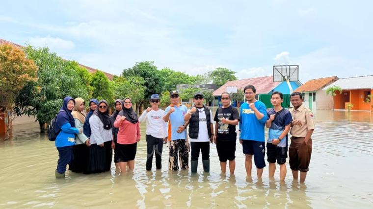 Kadindikbud Kota Serang Ahmad Nuri saat meninjau banjir di SMP 25 Kota Serang.